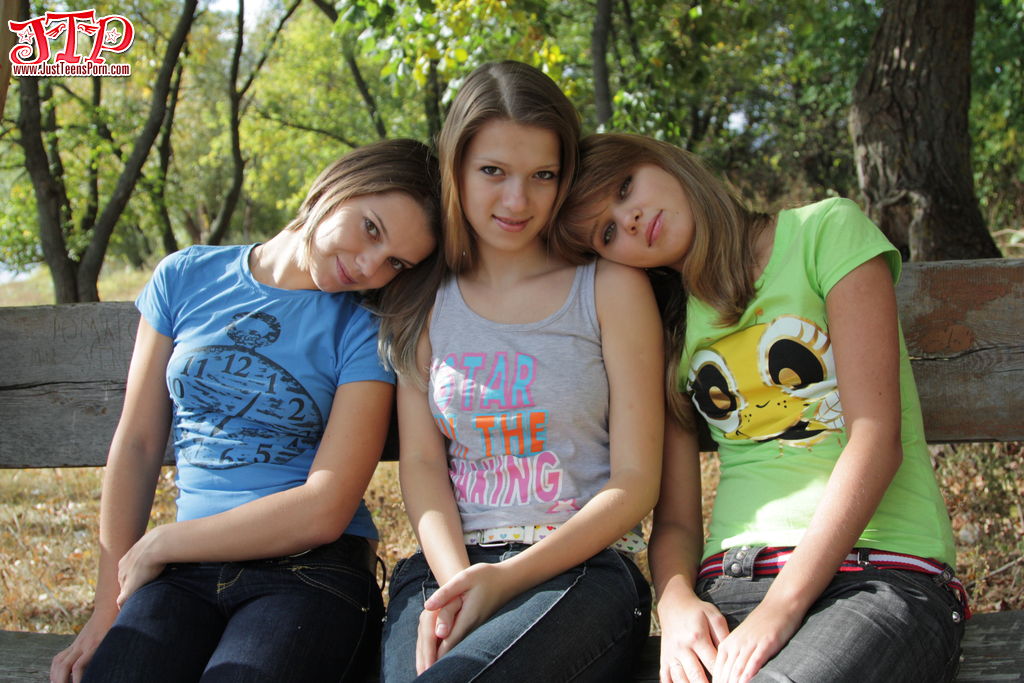 Порно Фото Частное фото трех 18 летних подруг