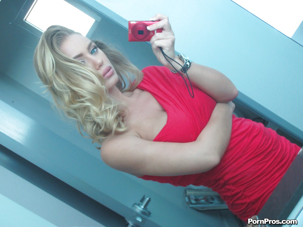 Порно Фото Порно актриса Nicole Aniston делает селфи в туалете